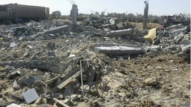 يتهم نشطاء الجيش باستهداف المدنيين في سيناء وهدم منازلهم