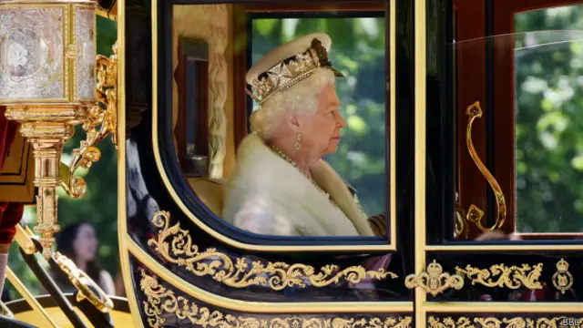 По традиции, королева из Букингемского дворца едет в парламент в карете. Ее сопровождает супруг принц Филип