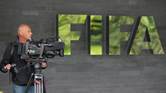یوه کامېرا مین د فیفا مرکزي دفتر کې د خبرې غونډې پر مهال عکاسي کوي