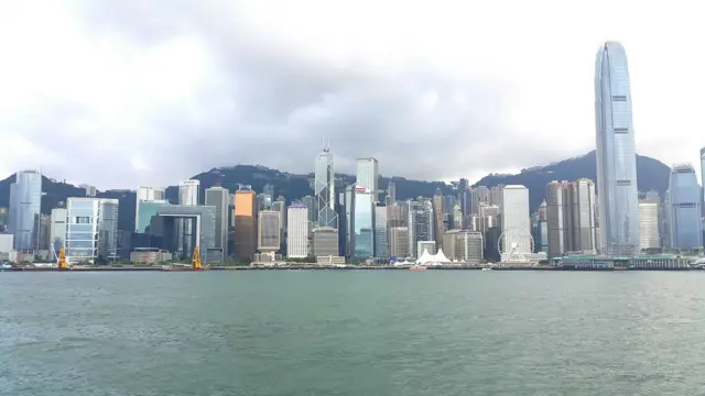 从九龙眺望香港岛北岸（BBC中文网图片7/5/2015）