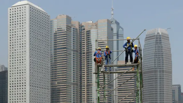 香港中环商业区数名建筑工人在高架台上作业（24/4/2015）