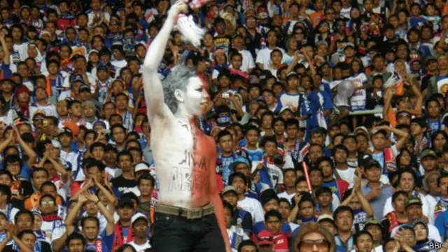 Sebagian suporter Arema mempertanyakan kebijakan pembekuan PSSI oleh Kemenpora. "Saya jelas sedih dan marah... Sekarang tidak ada hiburan tontotan sepak bola," kata Bodhenks Aremanoid.