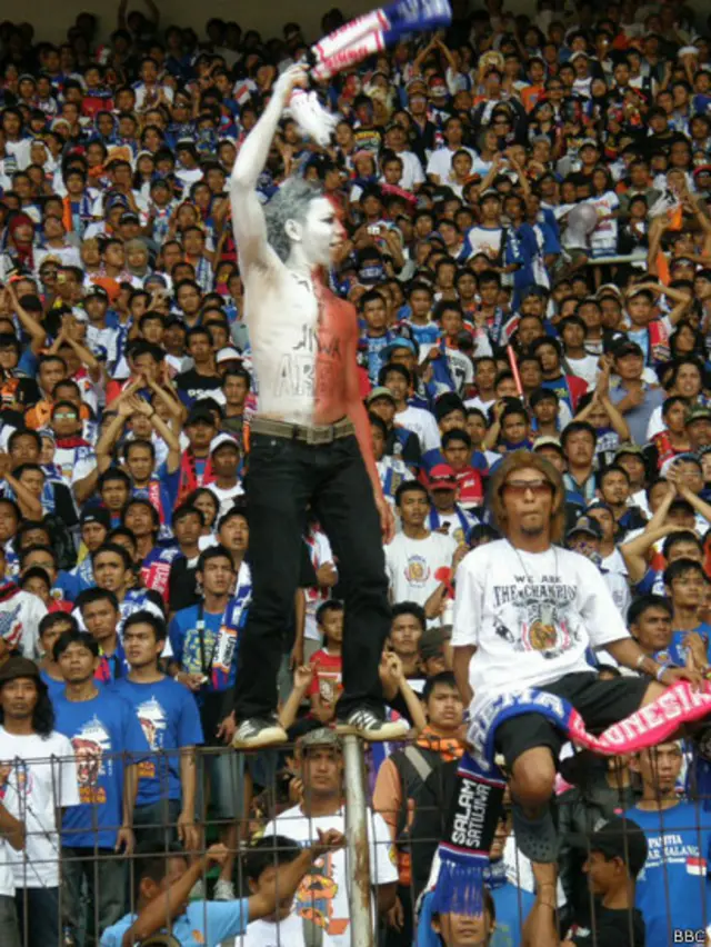 Krisis sepak bola nasional ditandai tidak berlangsungnya kompetisi liga profesional dan pelarangan timnas berlaga di ajang resmi internasional.