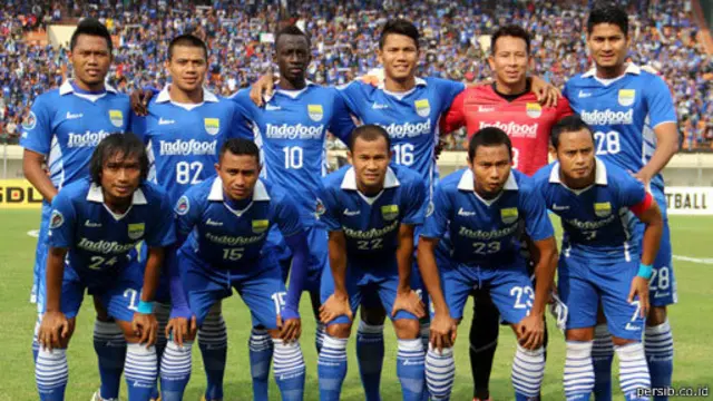 Tim Persib Bandung, yang merupakan juara bertahan liga utama sepak bola Indonesia, kini terdampak akibat pembekuan PSSI. 