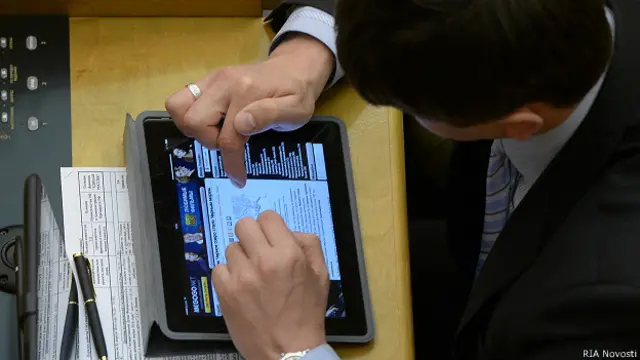 Депутат за планшетом