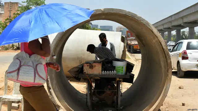 Vendedor que colocó su carrito de venta dentro de un caño