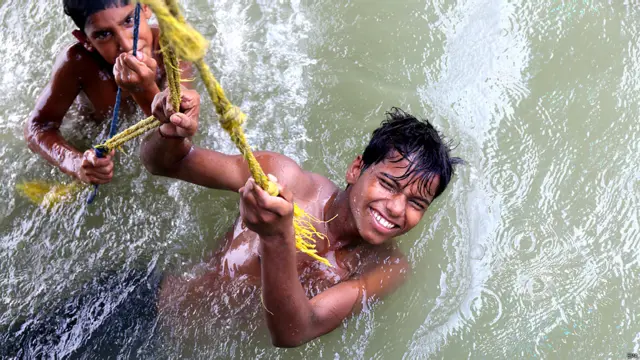 Niños jugando en el agua