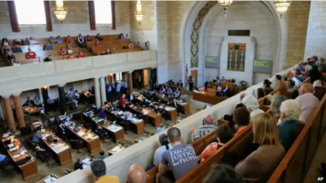 内布拉斯加州议会通过废除死刑。