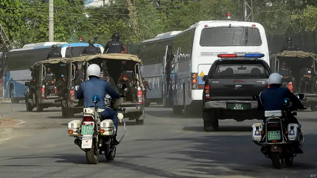 زمبابوے کی ٹیم کو سکیورٹی حصار میں ہوٹل سے سٹیڈیم اور سٹیڈیم سے واپس ہوٹل پہنچایا جاتا ہے۔ سکیورٹی کے اس قافلے میں پولیس کمانڈوز موجود ہوتے ہیں۔