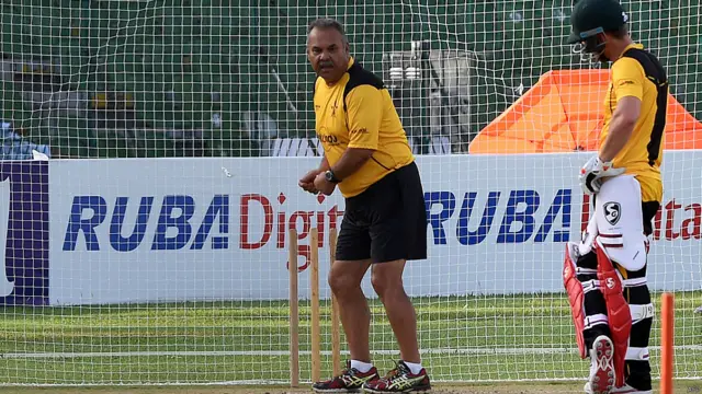 زمبابوے کے کوچ ڈیو واٹمور پریکٹس کے دوران ایک بیٹسمین کو مشورہ دے رہے ہیں۔ واٹمور اس سے پہلے پاکستانی ٹیم کے کوچ بھی رہ چکے ہیں۔