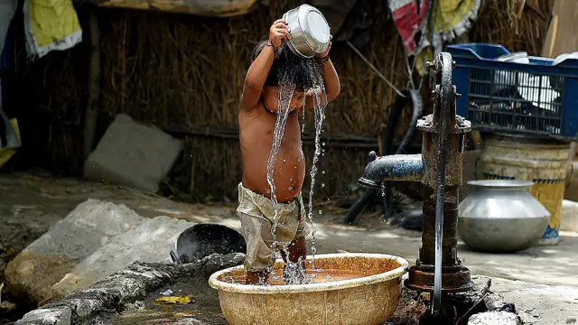 بھارت میں حکام کا کہنا ہے کہ ملک میں گرمی کی حالیہ لہر کے دوران ہلاک ہونے والوں کی تعداد 1400 تک پہنچ گئی ہے۔