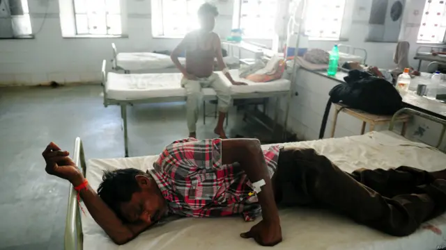 حکام نے لوگوں کو ہدایت کی ہے کہ گھروں سے باہر صرف ضروری کاموں کے لیے نکلیں اور سر کو ڈھانپ کر رکھیں اور پانی کا زیادہ سے زیادہ استعمال کریں۔ گرمی کی وجہ سے بیمار ہونے والے لوگوں کی بڑی تعداد ہسپتالوں میں زیرعلاج ہے۔