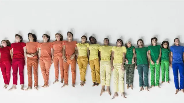 लगभग एक उम्र के लोगों की तस्वीर