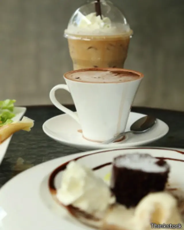 Chocolate caliente, batido y torta.