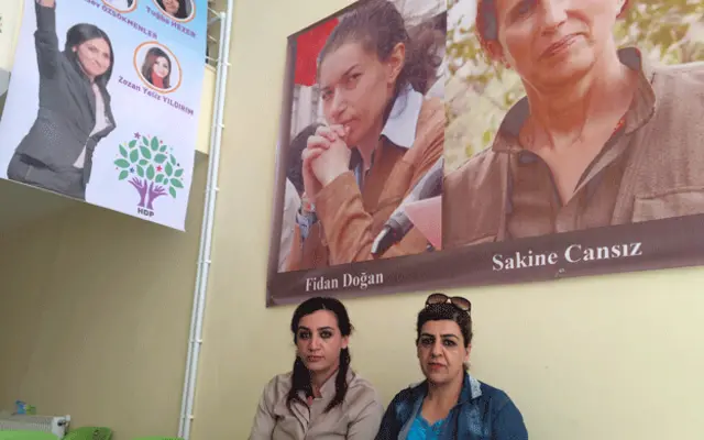 Cahide ve Gülhan: "Kadınlar evde otururdu, şimdi kendilerini geliştirmeleri için yaşam evleri var."