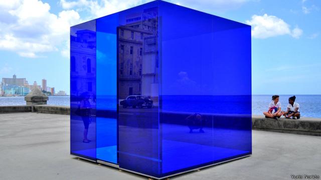 El cubo azul de la artista Rachel Valdés.