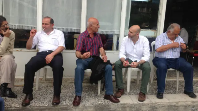 Ömürtepe'de kahvedeki yaşlılar: "Neden HDP'ye yardım edelim? Gitsinler AKP'den oy kapsınlar."