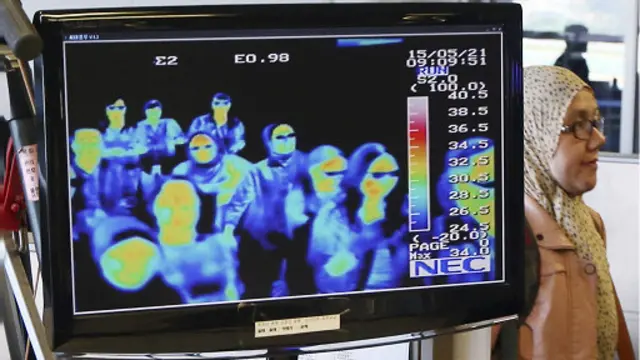 Aparat Korsel memindai suhu tubuh para penumpang di Bandara Incheon.