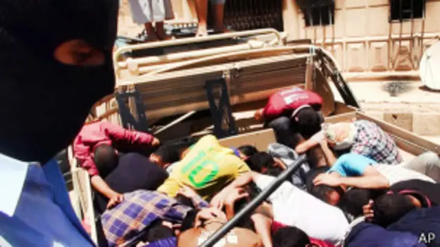 တိကရစ်မြို့အနီး ဖမ်းမိတဲ့ စစ်သားတွေကို IS အဖွဲ့က မသတ်ခင် ဗီဒီယိုရိုက်ထားခဲ့။