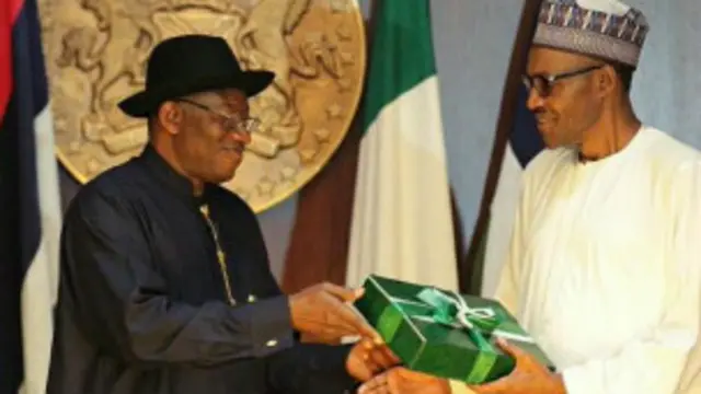 Tun a ranar Alhamis, Jonathan ya mika wa Buhari kundin bayanai