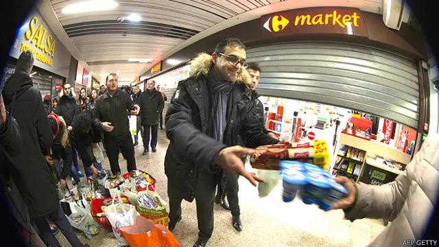 Arash Derambarsh recogiendo donaciones de alimentos