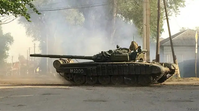 Rusia mengerahkan lebih 9.000 tentara, 500 tank dan persenjataan berat di Ukraina timur, kata Presiden Ukraina Petro Poroshenko.