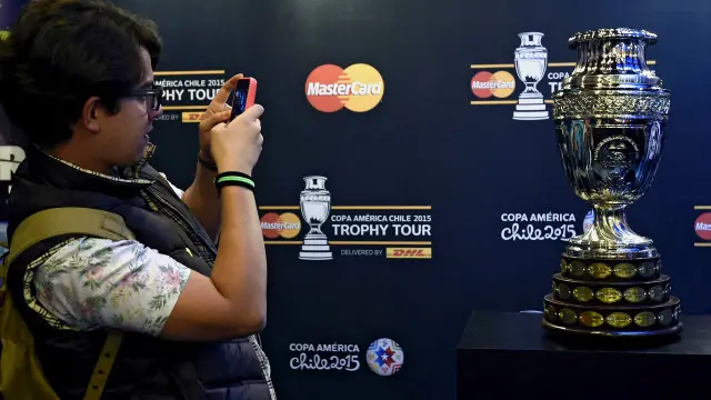 Sejauh ini Uruguay merupakan pengoleksi gelar terbanyak Copa America (yang digelar sejak 1916) yaitu 15 kali. Disusul Argentina 14 kali, Brasil 8, Paraguay dan Peru masing-masing dua, serta Bolivia dan Kolombia masing-masing satu kali.