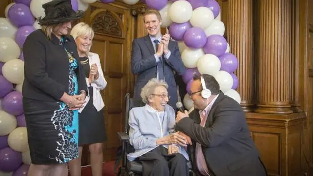 Sebuah pesta kejutan diadakan untuk Winnie Blagden setelah kampanye untuk memberikan kartu ucapan ulang tahun menjadi viral di internet. 