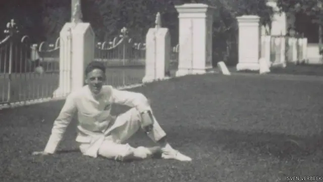 Foto kakek Sven di depan rumah Bukit Tanah Abang pada 1927. 