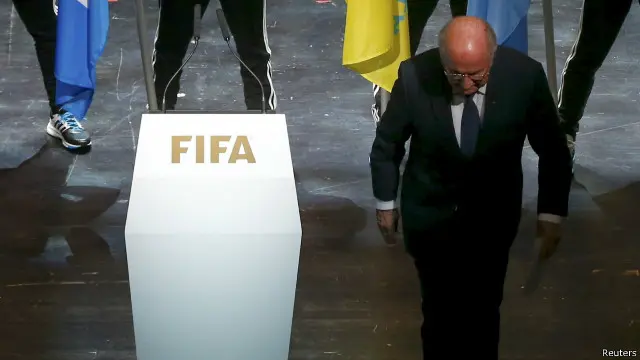 布拉特走下讲台