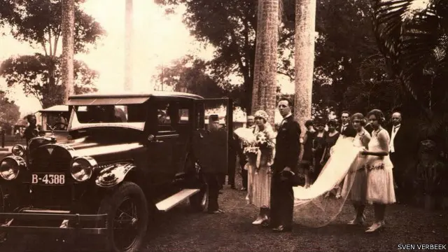 Metamorfisis Tanah Abang. Kakeknya pada 10 Mei 1927, meninggalkan upacara pernikahan. 