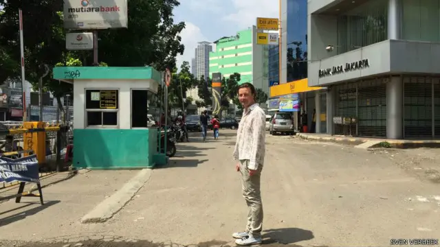 Foto Sven berdiri di titik yang sama pada 2015. 