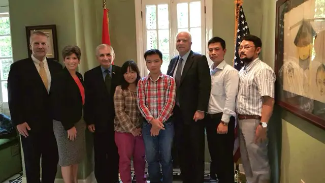 Ông McCain gặp một số nhà hoạt động xã hội tại Việt Nam năm 2015.