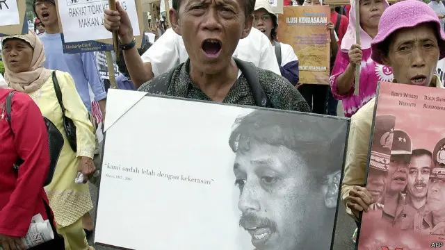 Pada akhir 2004 Presiden Susilo Bambang Yudhoyono kemudian membentuk tim investigasi independen atas kasus Munir dan menyebutnya sebagai ujian bagi sejarah.