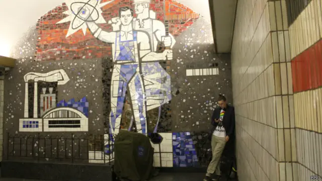 Мозаїчне панно на станції "Шулявська" (колишня "Завод "Більшовик") авторства Івана Литовченка