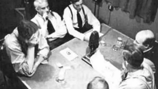 اعضای هیئت «در محضر عقلاء» (The Brains Trust) دراستودیوی بی بی سی، در سال ۱۹۴۰