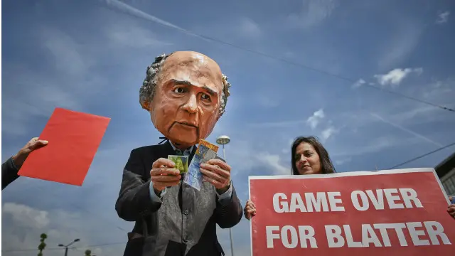 بلاٹر کو بدعنوانی کے معاملے میں شامل نہیں کیا گیا تاہم ان پر مستعفی ہونے پر زور ڈالا جا رہا ہے