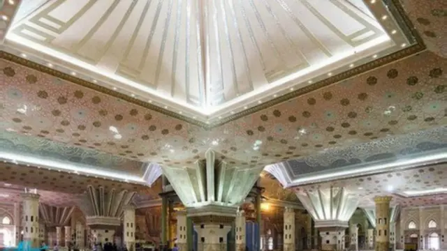 Bir müxalifət tərəfdarı Tvitterdə bu layihəni “daxma sahiblərinin puluna tikilmiş Xomeyni sarayı” adlandırıb