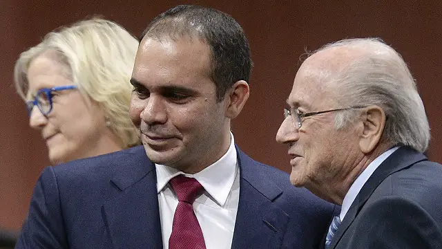 Blatter (kanan), yang kini berusia 79 tahun, terpilih kembali sebagai Presiden FIFA pada Jumat (29/05), dalam pemungutan suara yang dibayangi skandal tuduhan korupsi atas sejumlah pejabat FIFA.