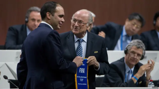 بلاتر والأمير علي يتبادلان الحديث