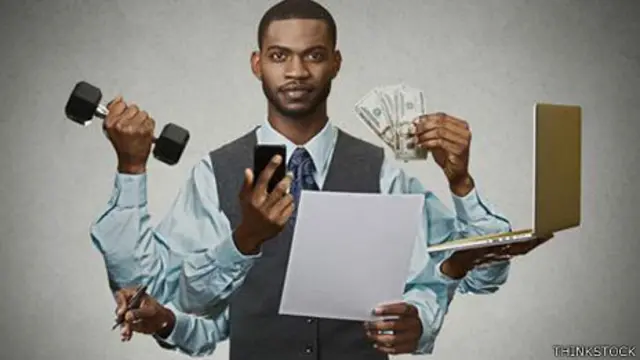 Un ejecutivo haciendo maromas