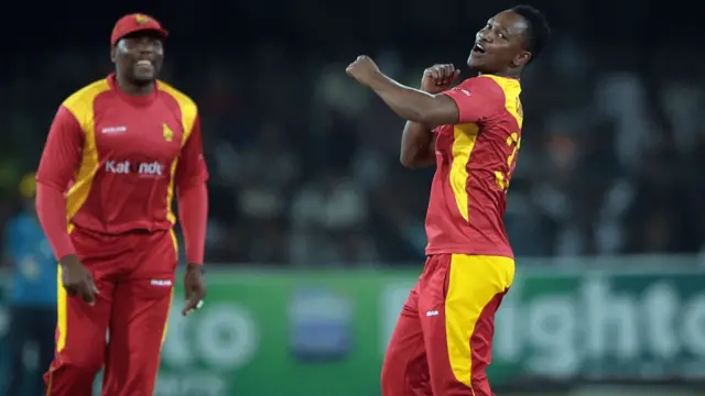 چبھابھا پاکستانی اوپنر سرفراز احمد کی وکٹ لینے کے بعد جشن منا رہے ہیں۔ 