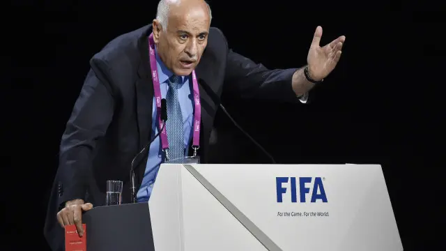 يقول جبريل الرجوب، رئيس اتحاد كرة القدم الفلسطيني، إنه حان الآوان لاخراج الكارت الأحمر لإسرائيل