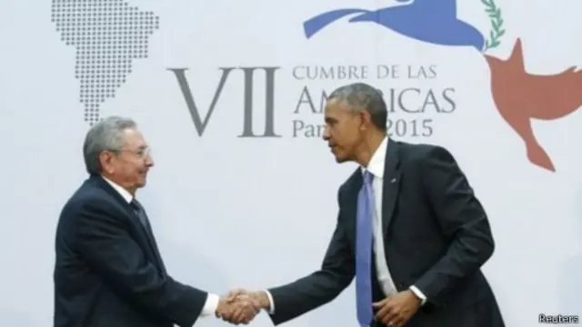 Presiden AS Obama saat bertemu pemimpin Kuba Raul Castro pada 11 April 2015.