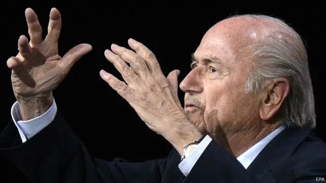 وعد بلاتر بأن يحقق تغييرا في الفيفا عقب فضيحة فساد كبرى تعصف بالاتحاد.