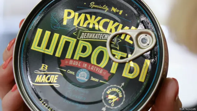 Девушка демонстрирует "Рижские шпроты" Вентспилского рыбоконсервного комбината (Латвия) на выставке продуктов питания и напитков "World Food Moscow" в Москве (сентябрь 2014 г.)