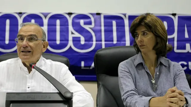 Delegados en la mesa de negociación de paz en La Habana