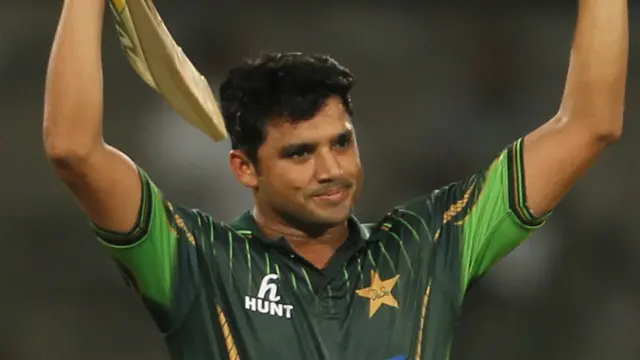 پاکستان کی اننگز کی خاص بات کپتان اظہر علی کی شاندار بیٹنگ تھی، انھوں نے آٹھ چوکوں کی مدد سے 102 رنز بنائے۔