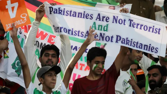 اس کرکٹ سیریز کے لیے انتہائی سخت حفاظتی انتظامات کیے گئے ہیں لیکن ان انتظامات کے باوجود شائقین کا جوش وخروش بھی غیر معمولی ہے۔ 27 ہزار تماشائیوں کی گنجائش والا قذافی سٹیڈیم کھچا کھچ بھرا ہوا تھا۔
