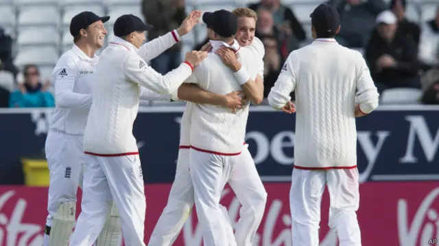 جمعے کو شروع ہونے والے اس میچ میں انگلینڈ نے ٹاس جیت کر نیوزی لینڈ کو پہلے بیٹنگ کرنے کی دعوت دی تھی